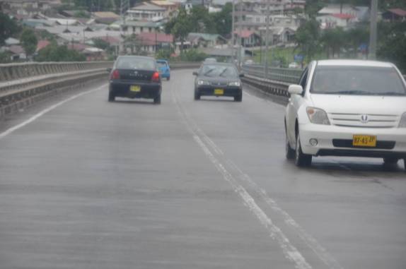 Trânsito de mão trocada em Paramaribo, no Suriname